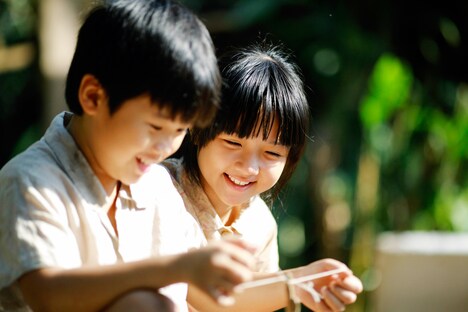 「草原に黄色い花を見つける」