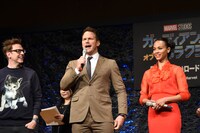 日本語で「こんにちはー！」と叫ぶクリス・プラット（中央）。