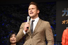 日本語で「こんにちはー！」と叫ぶクリス・プラット。