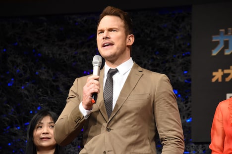日本語で「こんにちはー！」と叫ぶクリス・プラット。