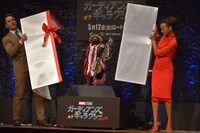 サプライズプレゼントの箱を開けるキャストたち。