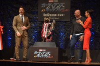 サプライズプレゼントの箱から、“トーキングロケット”が登場した様子。