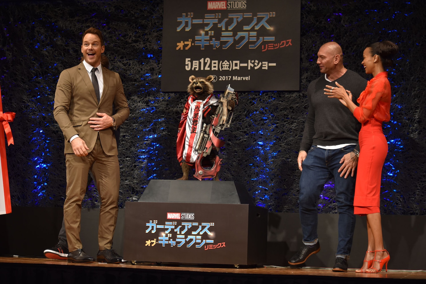 サプライズプレゼントの箱から、“トーキングロケット”が登場した様子。