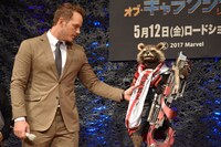 左からクリス・プラット、“トーキングロケット”。