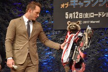 左からクリス・プラット、“トーキングロケット”。