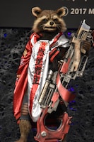 プレゼントのスカジャンを羽織った“トーキングロケット”。