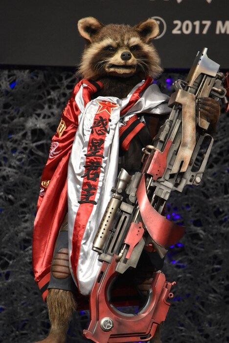 プレゼントのスカジャンを羽織った“トーキングロケット”。