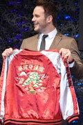 スカジャンを受け取ったクリス・プラット。