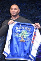 スカジャンを受け取ったデイヴ・バウティスタ。