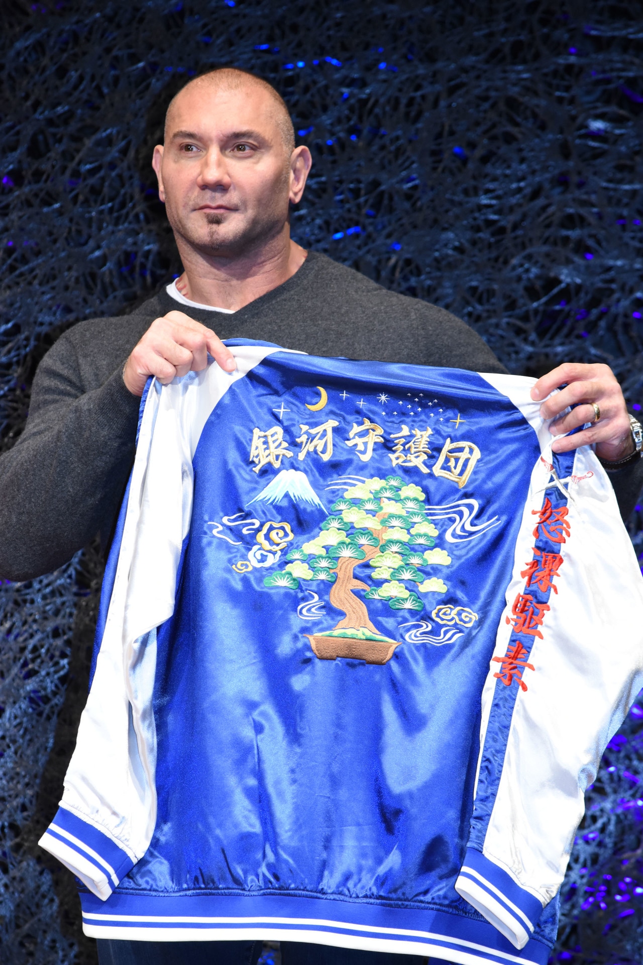 スカジャンを受け取ったデイヴ・バウティスタ。