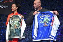 左からゾーイ・サルダナ、デイヴ・バウティスタ。