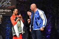 早速スカジャンを着るデイヴ・バウティスタ（右）。