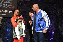 早速スカジャンを着るデイヴ・バウティスタ（右）。