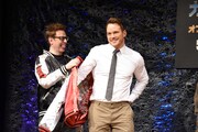 ジェームズ・ガン（左）にスカジャンを着せてもらうクリス・プラット（右）。