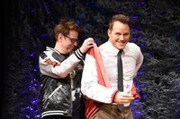 ジェームズ・ガン（左）にスカジャンを着せてもらうクリス・プラット（右）。