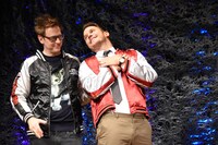 ジェームズ・ガン（左）にスカジャンを着せてもらい、感謝を伝えるクリス・プラット（右）。