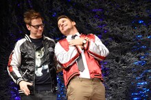 ジェームズ・ガン（左）にスカジャンを着せてもらい、感謝を伝えるクリス・プラット（右）。