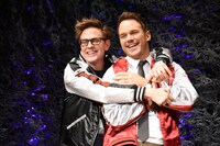 4月11日に行われた「ガーディアンズ・オブ・ギャラクシー：リミックス」アジア合同記者会見にて、じゃれ合うジェームズ・ガン（左）とクリス・プラット（右）。