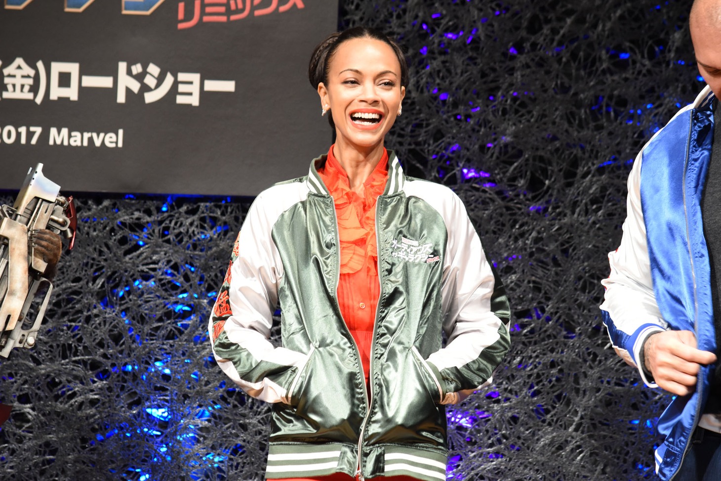スカジャンを着たゾーイ・サルダナ。