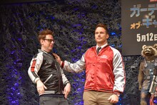 こっそりジェームズ・ガン（左）をフレームアウトさせようとするクリス・プラット（右）。