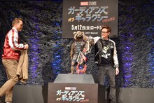 ロケットをなでるジェームズ・ガン（右）。