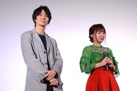左から太田基裕、山田菜々。