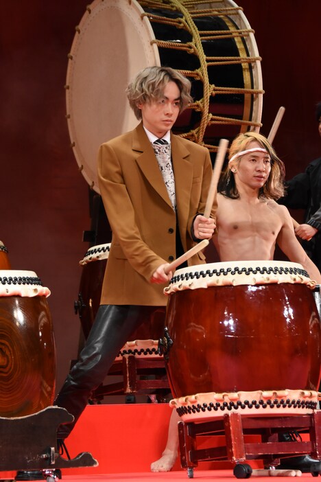 和太鼓の演奏を披露する菅田将暉。