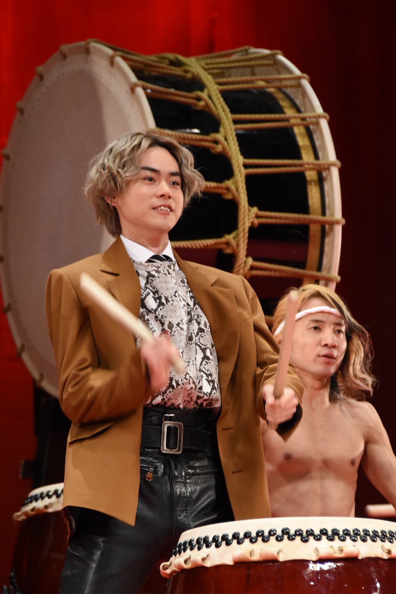 和太鼓の演奏を披露する菅田将暉。