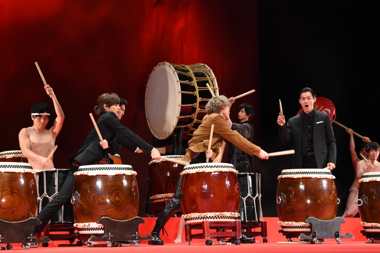 和太鼓の演奏を披露する「帝一の國」男性キャスト陣。