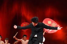 和太鼓生演奏中、テンションが上がった竹内涼真。