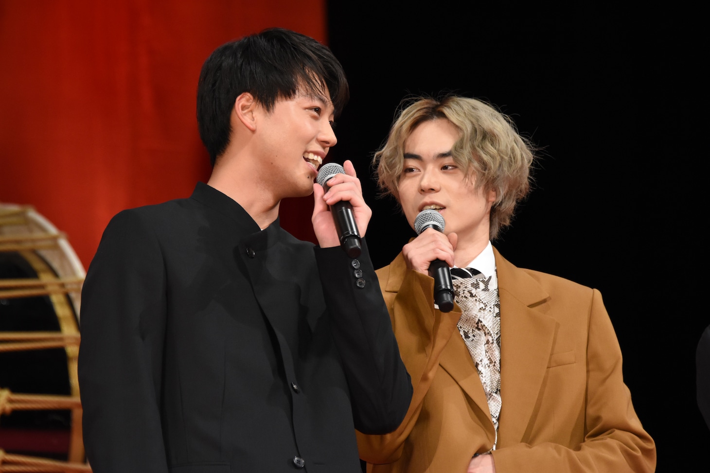 撮影の合間にギターと歌でセッションしていたという菅田将暉（右）と竹内涼真（左）。
