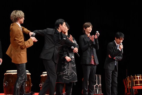 監督の永井聡(右端)から「子供でしたね」と言われ、食ってかかる野村周平(左から2番目)と制止する菅田将暉(左端)。