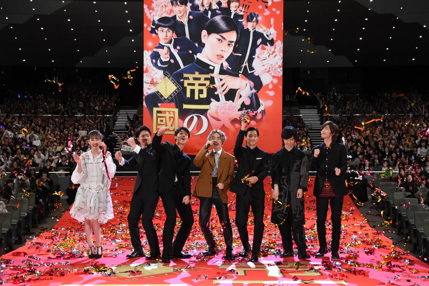 「帝一の國」完成披露試写会にて、左から永野芽郁、間宮祥太朗、竹内涼真、菅田将暉、野村周平、千葉雄大、志尊淳。