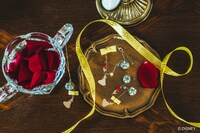 アイテム一例。ネックレス（2160円）、ブレスレット（2484円）、ピアス（2592円）。