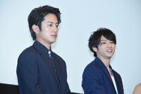 左から溝端淳平、山田裕貴。