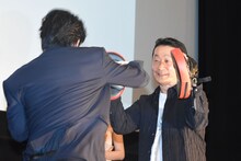 ミット打ちを披露する溝端淳平（左）。