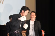 ミット打ちを披露する溝端淳平（左）。