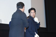 ミット打ちを披露する溝端淳平（右）。