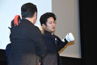 破裏拳を披露する溝端淳平（右）。