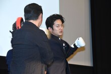 破裏拳を披露する溝端淳平（右）。