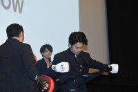 破裏拳を披露する溝端淳平（右）。