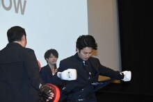 破裏拳を披露する溝端淳平（右）。