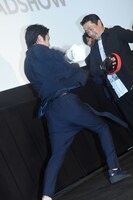 破裏拳を披露する溝端淳平（左）。