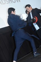 破裏拳を披露する溝端淳平（左）。