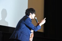 鏡に向かって「俺、天才！」と発する、自身の必殺技“言霊”を実演する山田裕貴。