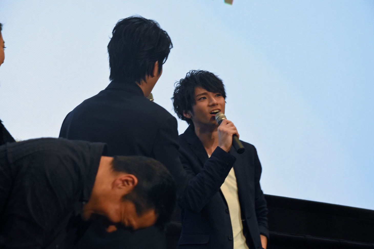 溝端淳平の必殺技“すごいっすね”実演のため、先輩役を演じる山田裕貴（右）。