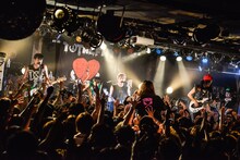 TOTALFAT「TOTALFAT 17th Anniversary "FAT CLUB REQUEST LIVE"」の様子。（Photo by AZUSA TAKADA）