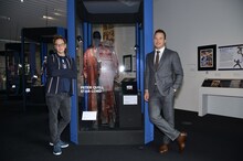 キメ顔で記念撮影をするジェームズ・ガン（左）、クリス・プラット（右）。