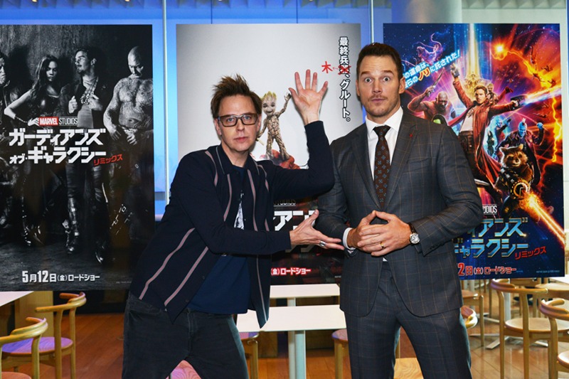 ひょうきんなポーズを取るジェームズ・ガン（左）とクリス・プラット（右）。