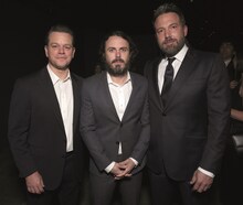 左からマット・デイモン、ケイシー・アフレック、ケイシーの兄ベン・アフレック。